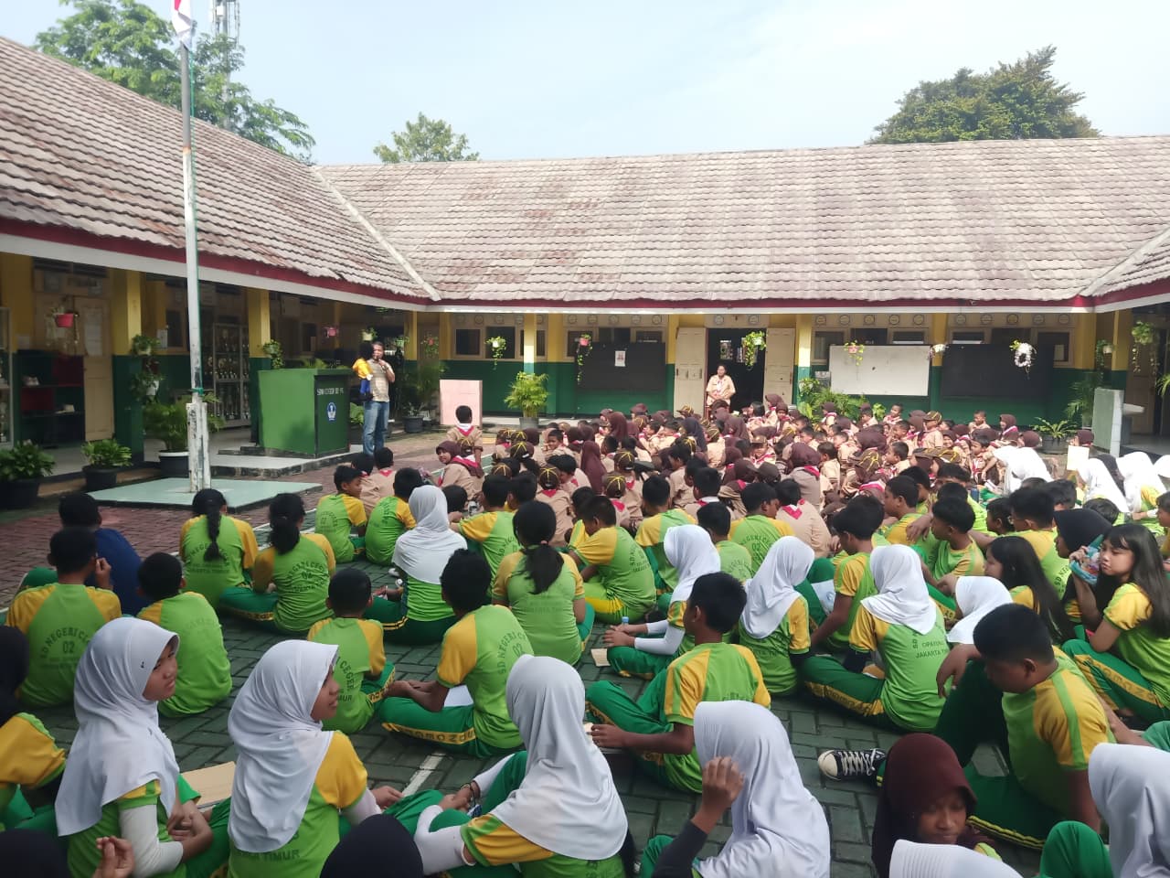 Wisata LiterAsyik Ke SDN Ceger 02